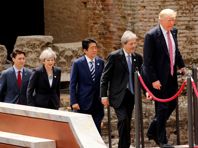 ترامب وخلفه رئيس الوزراء الإيطالي باولو جنتيلوني وآبي والبيريطانية تيريزا ماي والكندي جاستن ترودو في القمة أمس (رويترز)