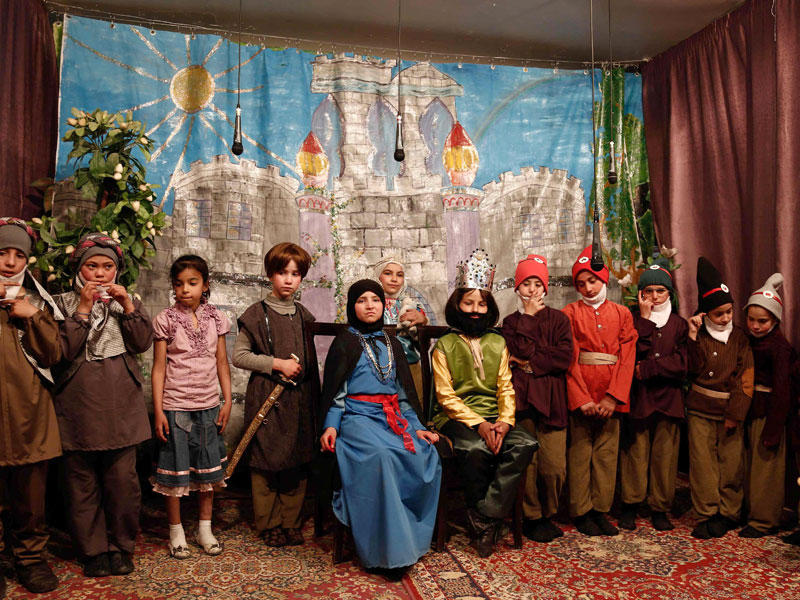 أطفال سوريون يشاركون في مسرحية مدرسية في ضاحية دوما المحاصرة قرب دمشق t(أ ف ب)