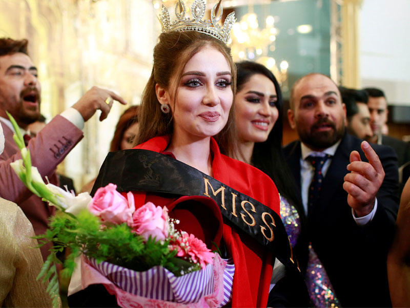 رغم أجواء الحرب المتواصلة في العراق، والمعارك الدائرة بين القوات العراقية وعناصر تنظيم «داعش» في مدينة الموصل، وفي خطوة تظهر تمسك العراقيين بالحياة ورفضهم للدمار، نظم في العاصمة العراقية بغداد، حفل لتتويج ملكة جمال العراق للعام 2017. واختيرت فيان عمرو ملكة جمال العراق من بين الفتيات اللواتي شاركن من المحافظات العراقية كافة. وفي الصورة عمرو بعد تتويجها أمس (رويترز)n