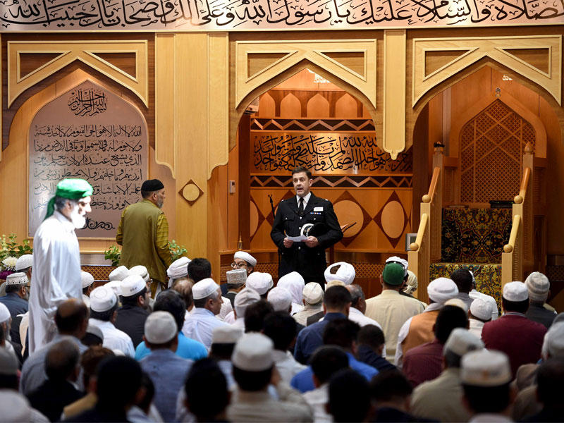 قائدشرطة مانشستر ديفيد بيستر يلقي كلمة أمام المصلين في مسجد سنترال بارك في مانشستر  عقب صلاة الجمعة أمس (أ ف ب)