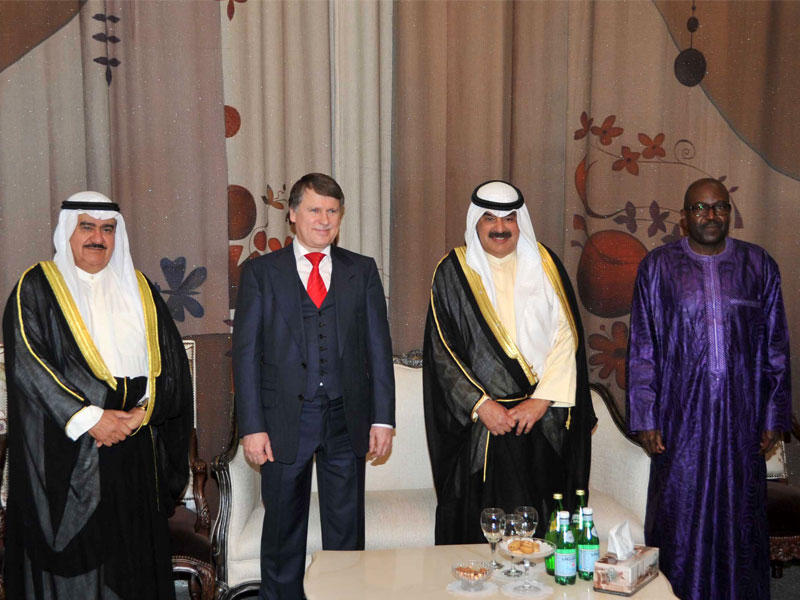 الجارالله والسفير الروسي وإمباكي والمهنا خلال الحفل