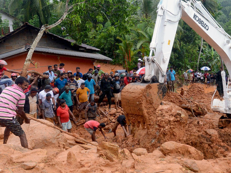 يبحث عمال الإنقاذ العسكريون والسريلانكيون عن الناجين في موقع الانهيارات الطينية