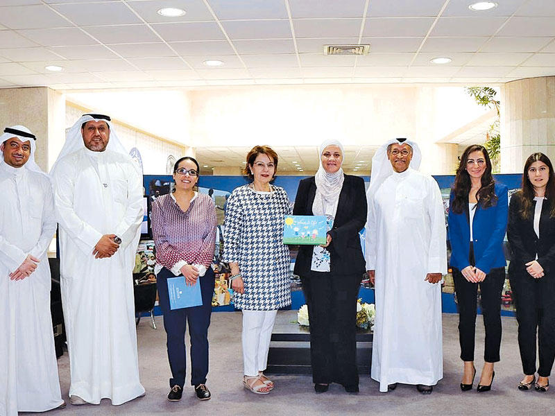 البرجس خلال لقائها مدير مؤسسة الحسين للسرطان الأردنيةn