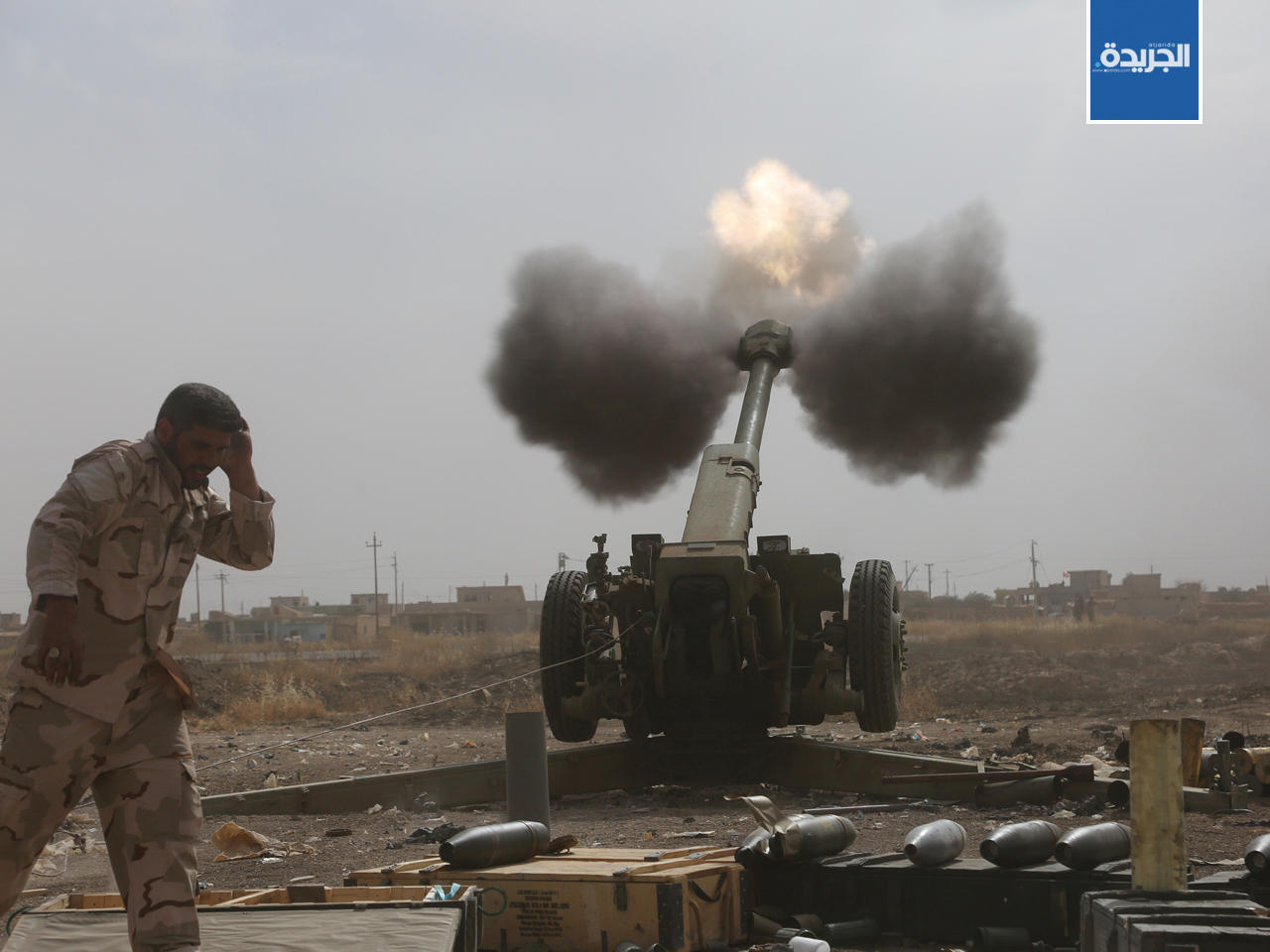 عنصر في «الحشد» خلال قصف باتجاه مركز البعاج الواقع تحت سيطرة «داعش»