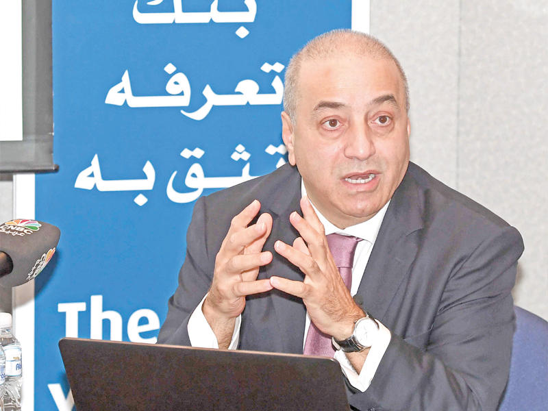 الرئيس التنفيذي لمجموعة الفروع الخارجية والشركات التابعة في بنك الكويت الوطني جورج ريشاني متحدثاً في الندوة