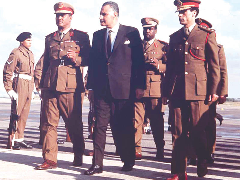 عبدالناصر متوسطاً جعفر نميري ومعمر القذافيn