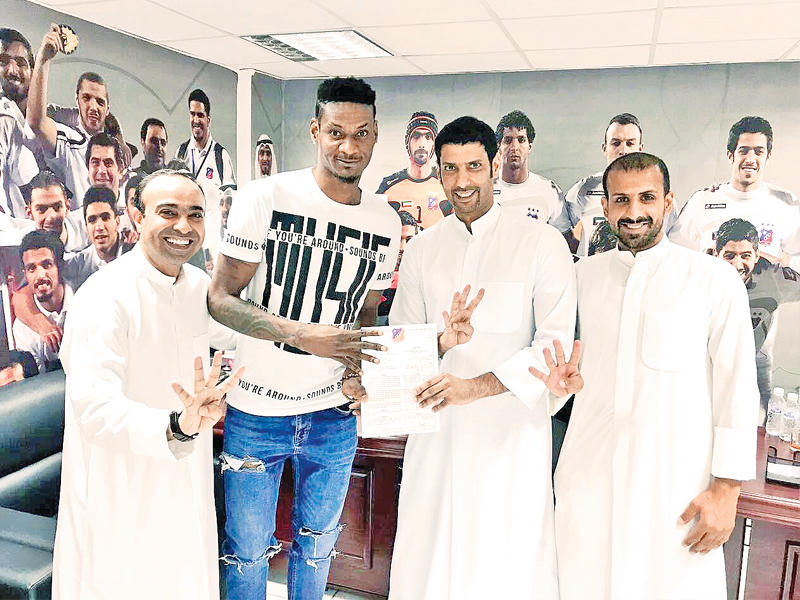 جمعة سعيد حاملاً عقده ويبدو الغانم وعقلة