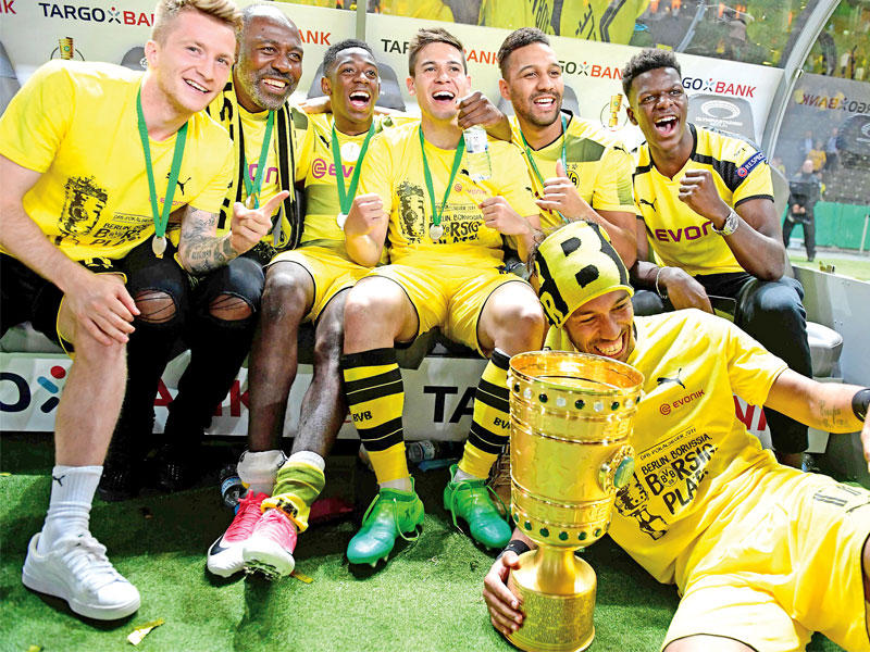 فرحة لاعبي دورتموند بعد التتويج