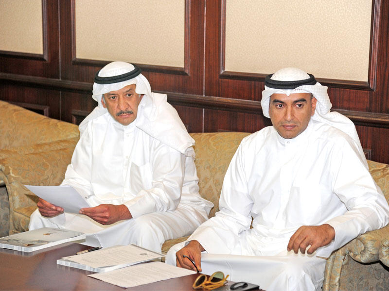 الحميضي مترئساً العمومية ويبدو بجانبه طارق البحر (تصوير عوض التعمري)