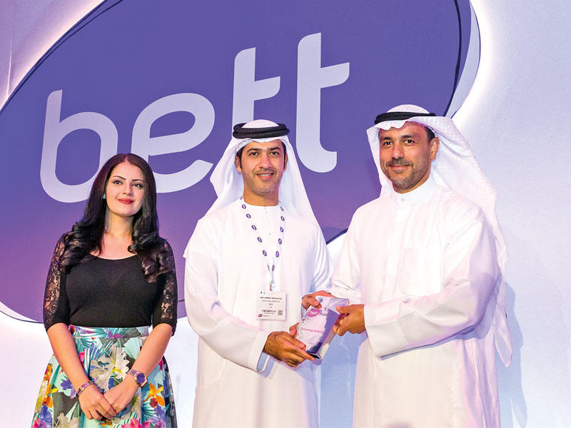 الرشيد يتسلم جائزة «التربية»