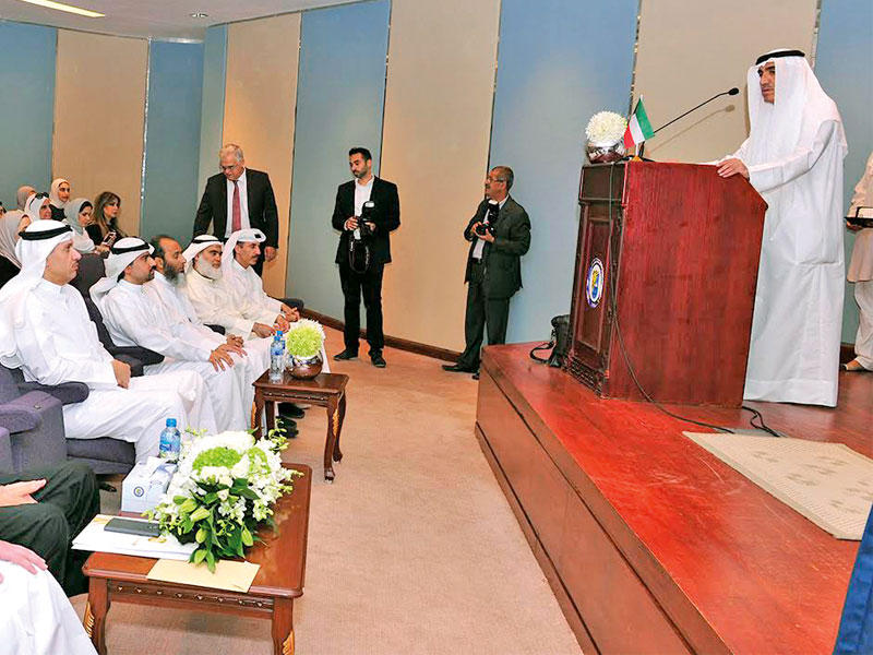 الأنصاري متحدثاً في الحفل