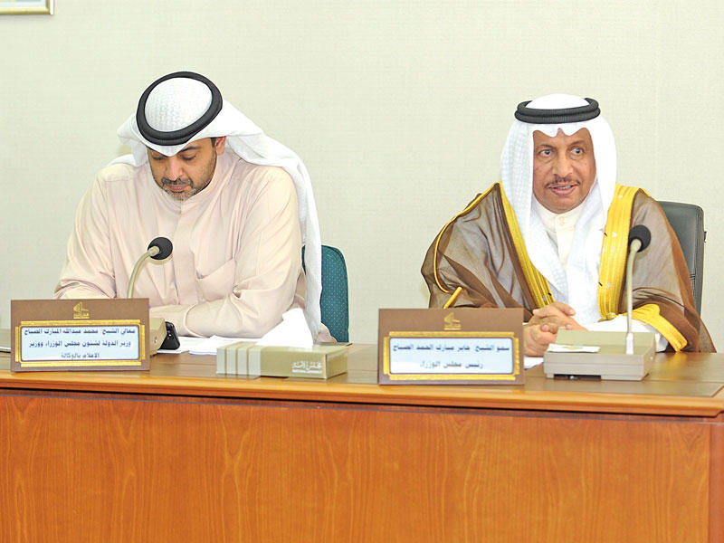 المبارك حاضراً اجتماع لجنة دراسة محاور استجوابيه أمس وبجانبه العبدالله (تصوير عبدالله الخلف)