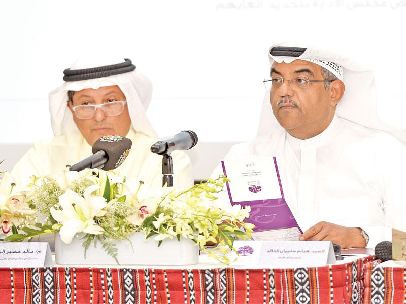 الخالد مترئساً «العمومية» وبجانبه المشعان (تصوير رائد قطينة)