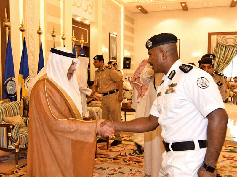 الجراح مستقبلاً احد الضباط المهنئين