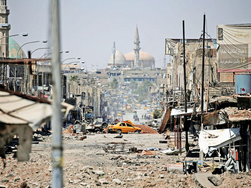 جانب من وسط الموصل كما بدا أمس في ظل المعارك العنيفة (رويترز)