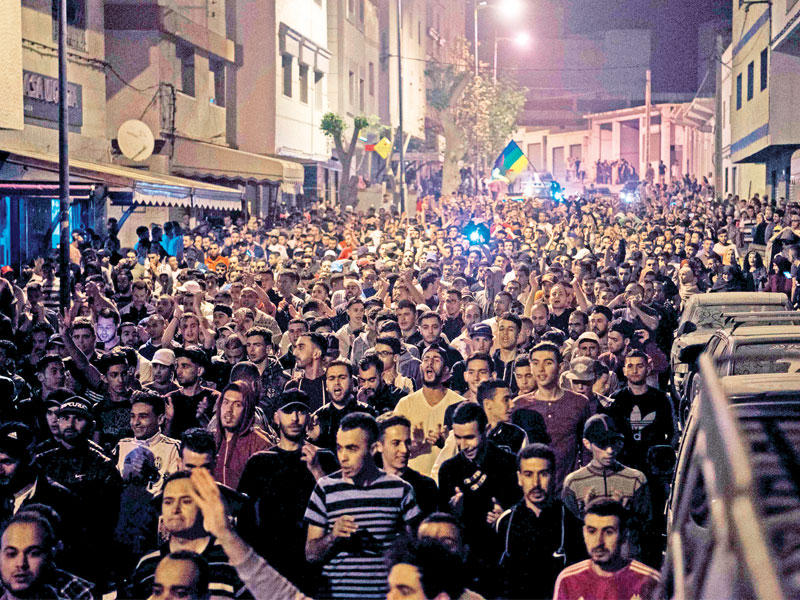 محتجون يرفعون علما امازيغيا خلال الاحتجاجات  في الحسيمة مساء  اليوم   (أ ف ب)