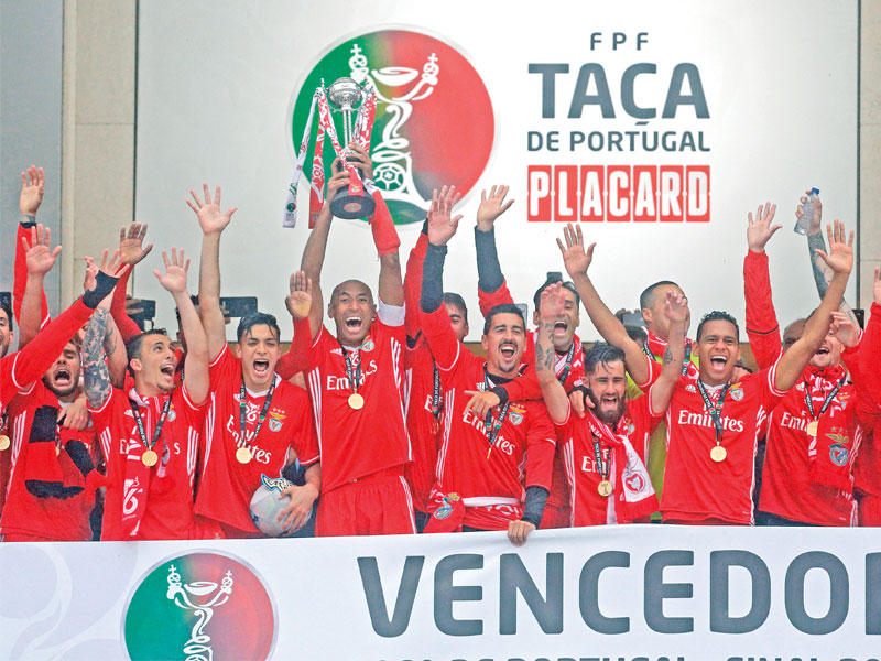 جانب من مراسم تتويج بنفيكا باللقب
