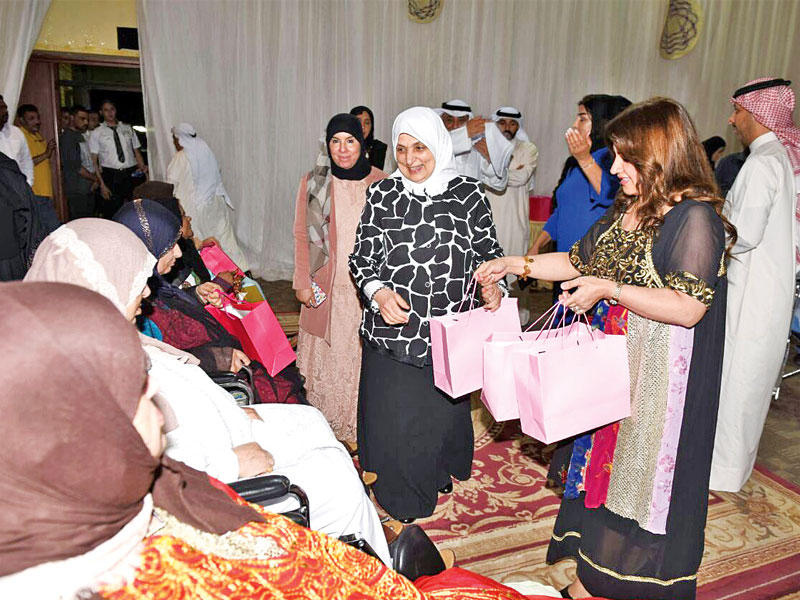 الصبيح خلال توزيعها الهدايا على نزلاء «دور الرعاية»