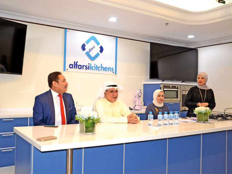 الحبيب متحدثة خلال الملتقى ويبدو الفارسي والبغلي ومصطفى كاملn