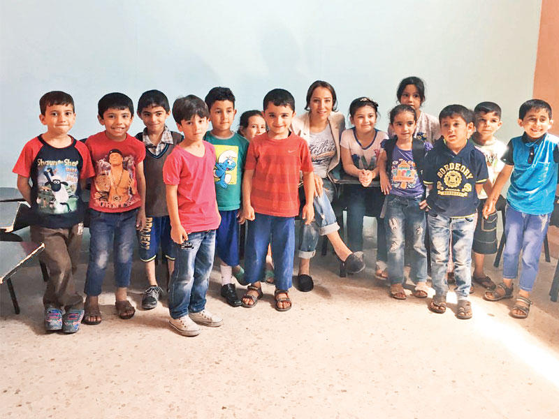 أطفال نازحون في إحدى المدارس التي تمول الكويت الدراسة فيها