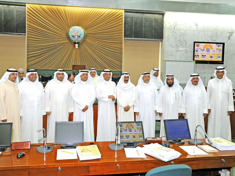 أعضاء «البلدي» خلال الاجتماع أمس