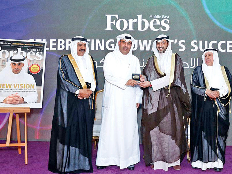 خلال تسلم الجوائز