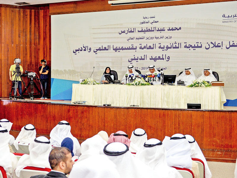 وزير التربية متوسطاً مسؤولي الوزارة خلال إعلان نتائج الثانوية أمس (تصوير نوفل إبراهيم)