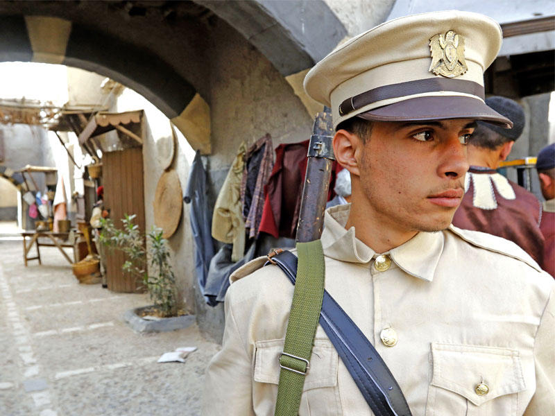 جانب من موقع تصوير لمسلسل تلفزيوني سوري في بلدة يعفور التي تبعد 20 كيلومترا غرب دمشق أمس (أف ب )