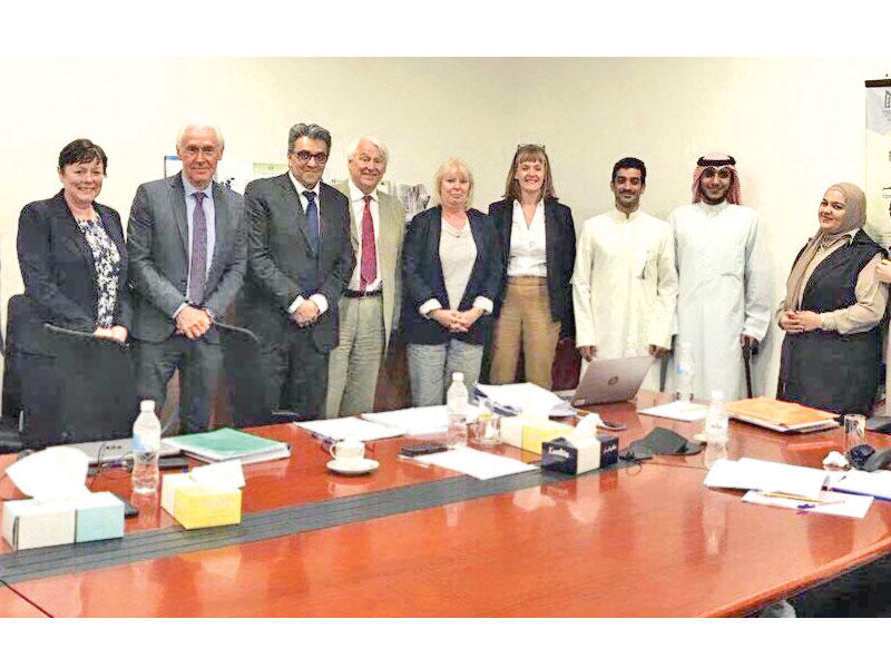 وفد المجلس مع فريق الاعتماد البريطاني