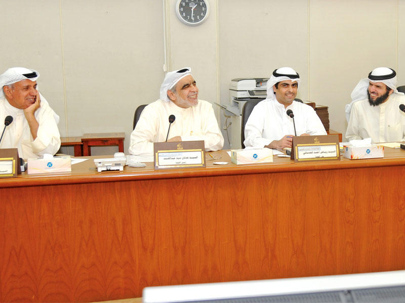 لجنة الميزانيات خلال اجتماعها أمس   (تصوير عبدالله الخلف)
