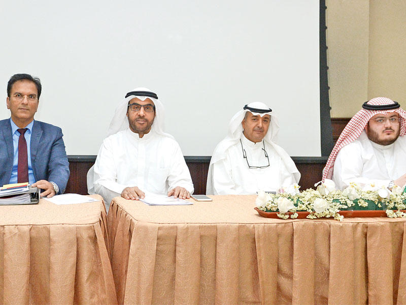 المضف مترئساً العمومية أمس