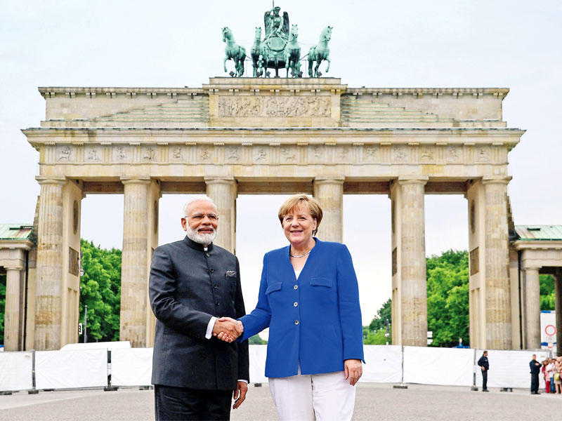 ميركل ورئيس الحكومة الهندية ناريندا مودي أمام بوابة براندنبورغ في برلين أمس   (أ ف ب)n