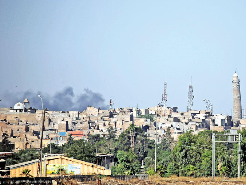 تصاعد الدخان من عمليات عسكرية عند منارة الحدباء في الموصل القديمة  اليوم (رويترز)