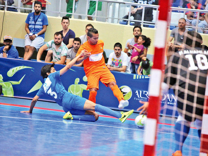 محاولات لقطع الكرة 