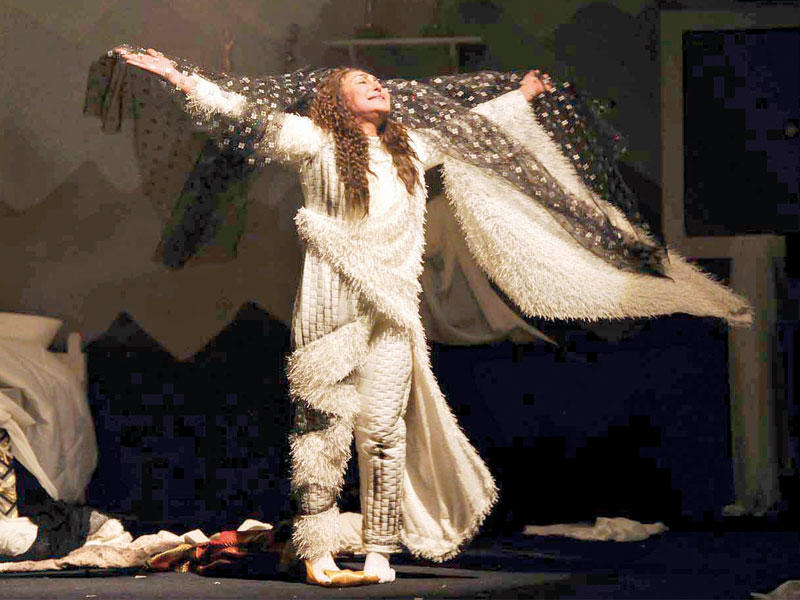 أحلام حسن في أحد أعمالها المسرحية