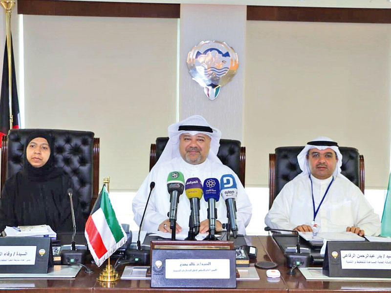 مهدي خلال المؤتمر الصحافي لإعلان تقرير خطة التنمية