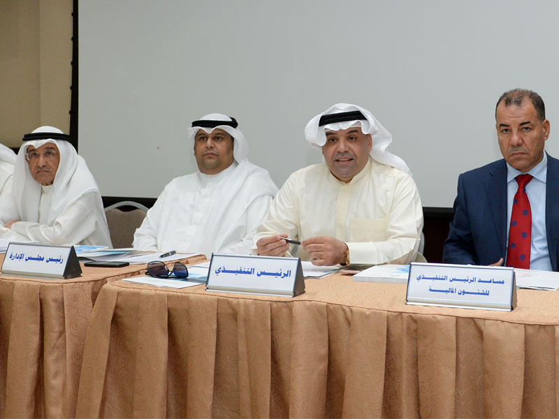 طارق المنصور (الثاني من اليمين) خلال الجمعية العمومية للعقارية القابضة (تصوير نوفل إبراهيم)