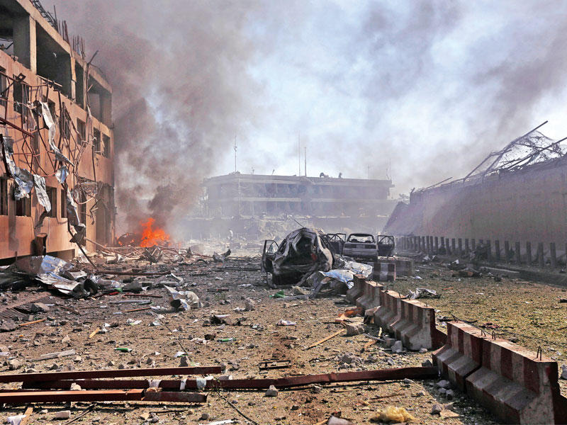 جانب من الدمار في موقع الهجوم الإرهابي في كابول  اليوم (رويترز)