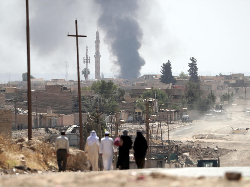 نازحون مدنيون من مناطق القتال الملتهبة يتوجهون إلى الخطوط الخلفية مع اقتراب القوات العراقية نحوهم (ا ف ب)