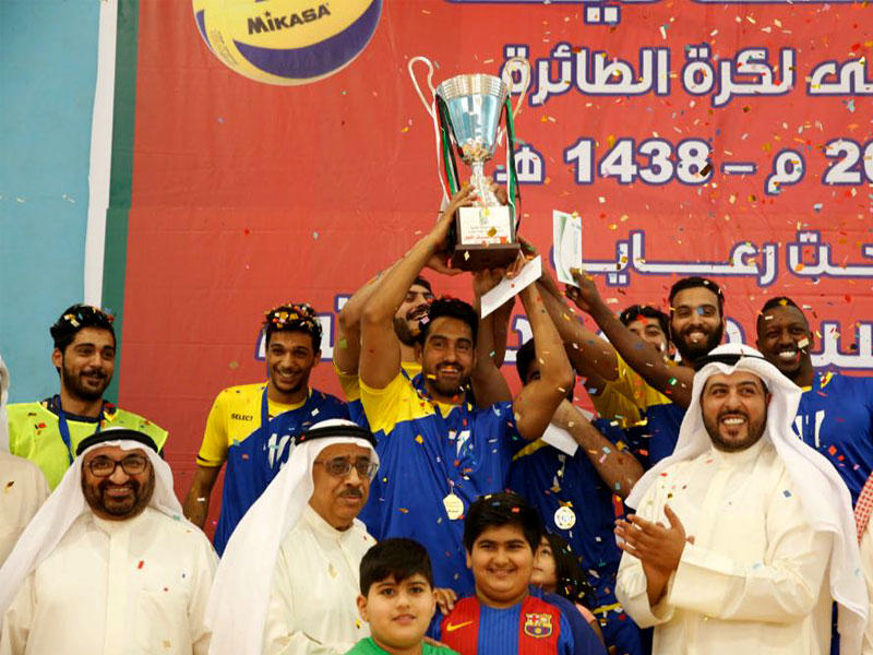 الفريق البطل يحمل الكأسn