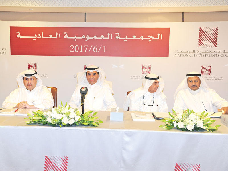 حمد العميري مترئساً الجمعية العمومية وإلى يمينه فهد المخيزيم