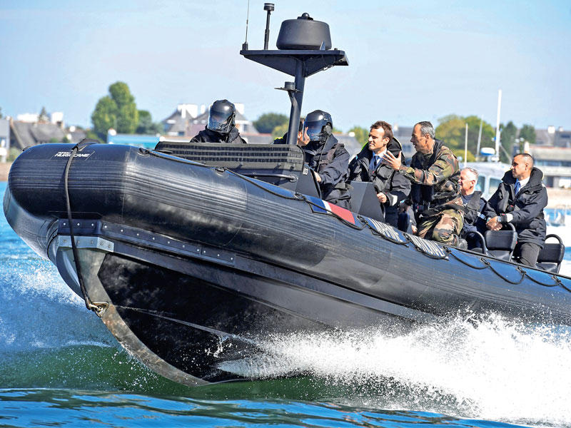 ماكرون على متن زروق لمغاوير البحرية قبالة قاعدة بحرية في لوريون أمس (رويترز)