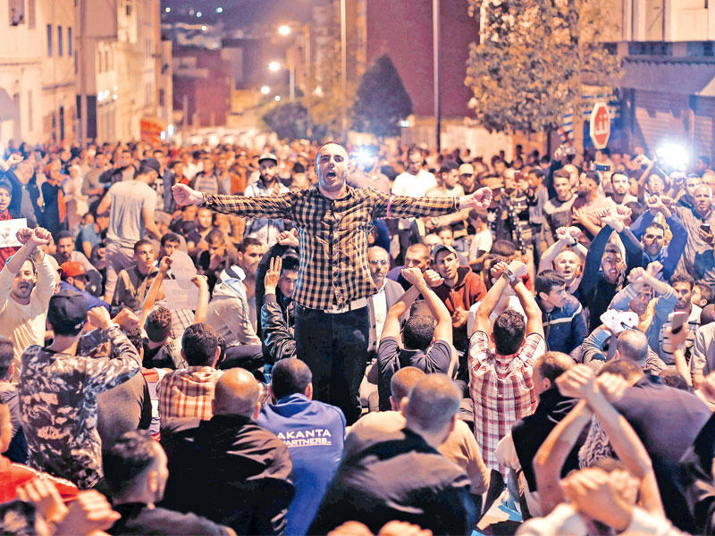 جانب من تظاهرات الحسيمة مساء أمس الأول (رويترز)