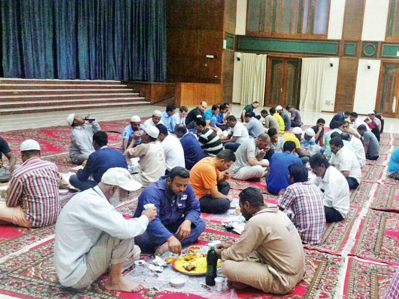 جانب من المشاركين في إفطارات بنك الطعام