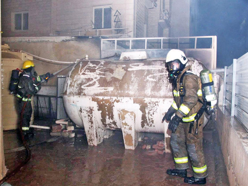 رجال الإطفاء يكافحون الحريق