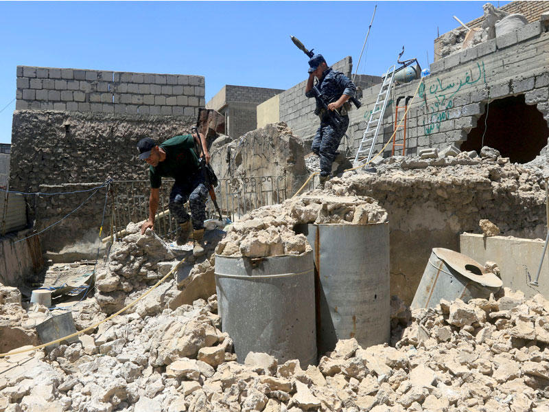 مقاتلان عراقيان داخل الموصل أمس (رويترز)