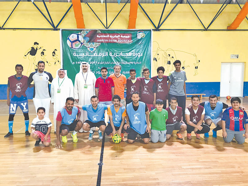 صورة تذكارية للفرق المشاركة