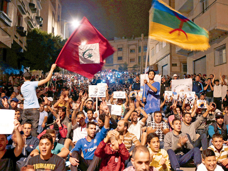 محتجون يرفعون أعلاماً أمازيغية في المغرب أمس (رويترز)