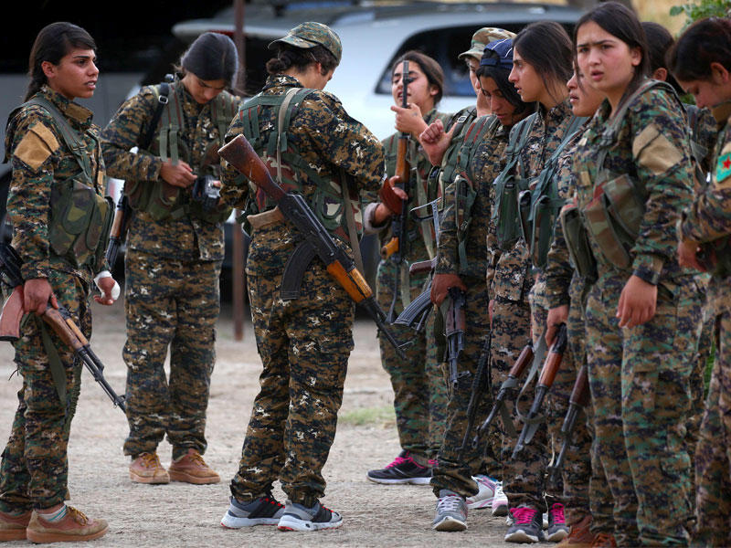 مقاتلات في «وحدات حماية المرأة» الكردية في بلدة ديريك شمال شرق سورية أمس الأول (رويترز)