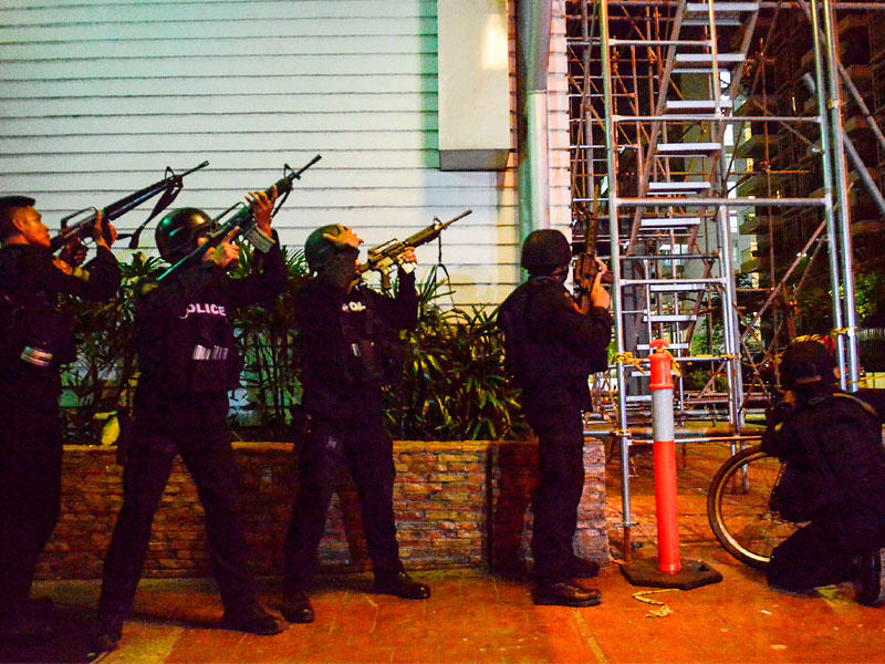 قوات أمن فلبينية خلال المواجهات في  مانيلا أمس الأول (أ ف ب)